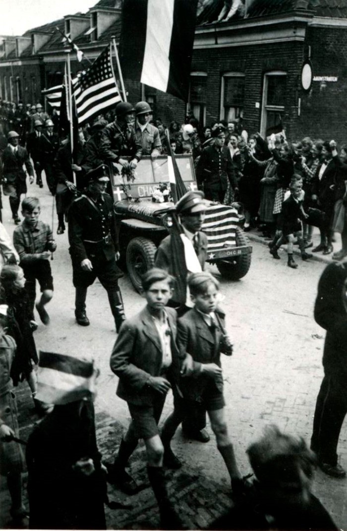De Amerikaanse bevrijders Peter Scotese (links) en Walter Kasievich (rechts) rijden op 8 mei 1945 over het Emaus richting de Kortedijk.